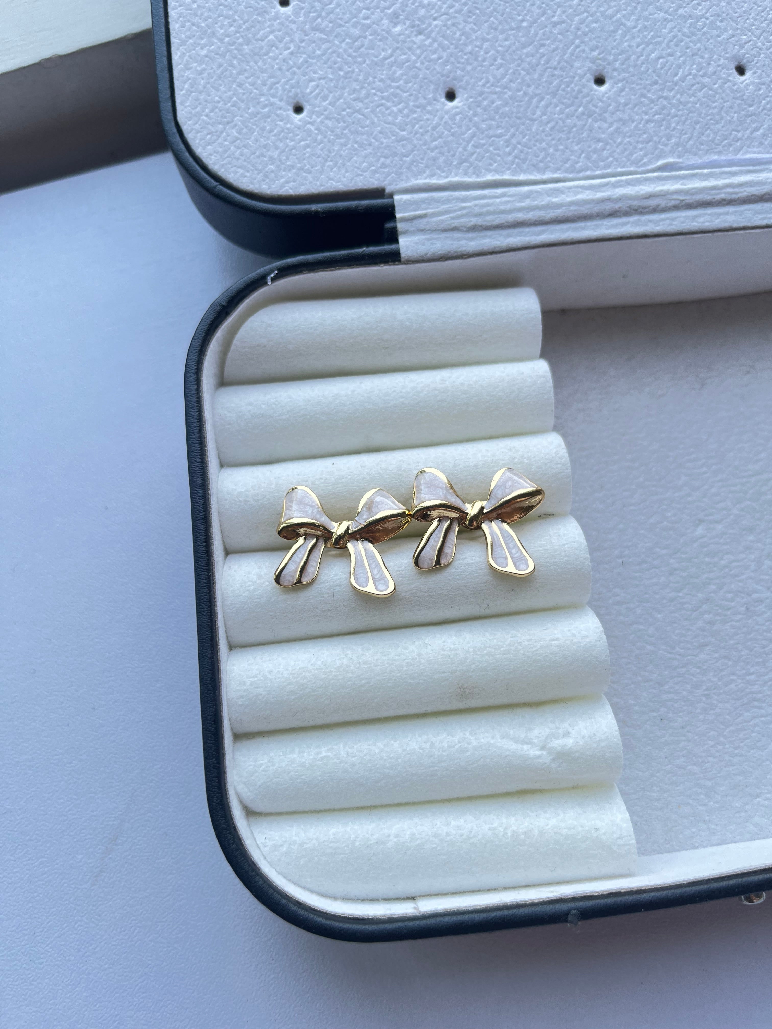 Ribbon Studs